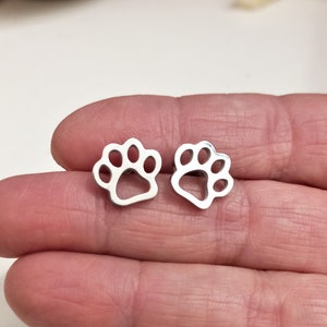 Oorbellen in de vorm van een hondenpoot. Hypoallergeen roestvrij staal. Leuk cadeau voor hondenliefhebbers. Hondenpoot. Unisex sieraden