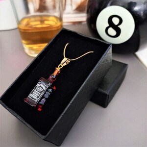 Miniatuurflesketting en hanger. Ketting van hypoallergeen roestvrij staal. Leuk cadeau voor whiskyliefhebbers en barmannen