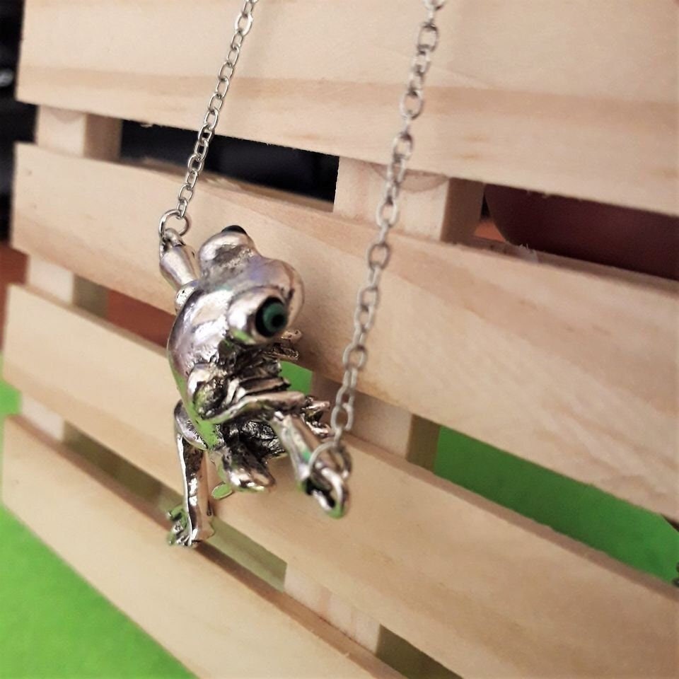 Cartoon Rane Divertente Cartone Animato Rana Piccolo Carattere Di Anfibi Saltando Su Sfondo Bianco Adorabile Froggy Mostra La Lingua 35829021