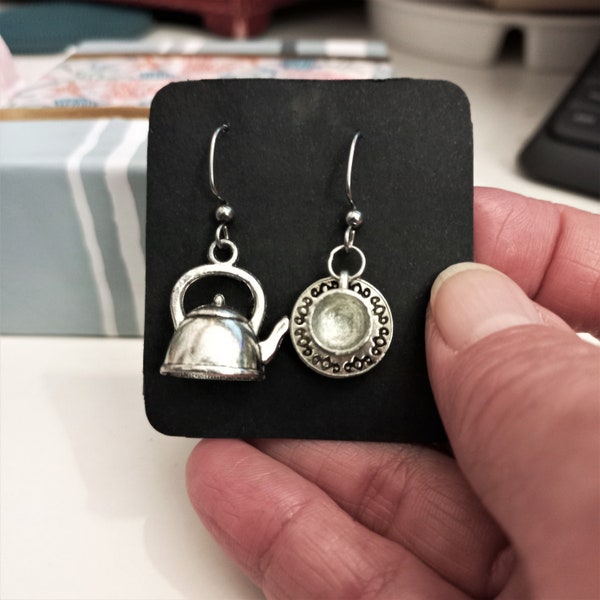 Boucles d'oreilles originales théière et tasse à thé. Un joli cadeau pour les amateurs de thé et d'infusions. Choisissez la combinaison qui vous plaît le plus.