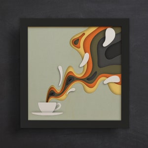 Op de afbeelding: Een wit koffiekopje met stoom die opstijgt in de vorm van een gelaagd, abstract ontwerp in tinten oranje, geel en groen. Het ontwerp doet denken aan een gestileerde golf of wolk.