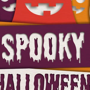 Pu&ograve; includere: Uno sfondo viola con la parola "SPOOKY" in lettere bianche che gocciolano. Sotto la parola "SPOOKY" c'&egrave; la parola "HALLOWEEN" in lettere bianche che gocciolano.