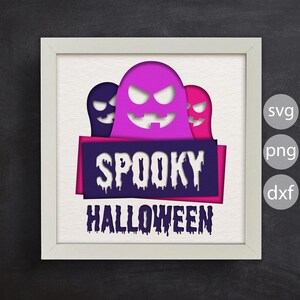 Pu&ograve; includere: Una cornice bianca con uno sfondo bianco che presenta tre fantasmi viola, rosa e neri con occhi e bocche che gocciolano. Il testo "SPOOKY HALLOWEEN" &egrave; in bianco con un effetto gocciolante su uno sfondo viola e rosa.