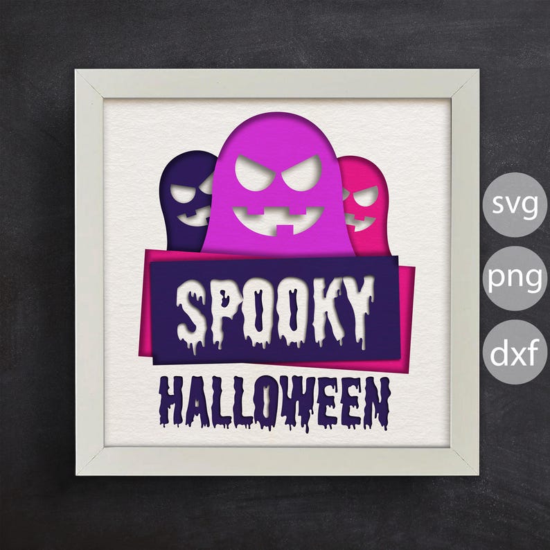 Pu&ograve; includere: Una cornice bianca con uno sfondo bianco che presenta tre fantasmi viola, rosa e neri con occhi e bocche che gocciolano. Il testo "SPOOKY HALLOWEEN" &egrave; in bianco con un effetto gocciolante su uno sfondo viola e rosa.