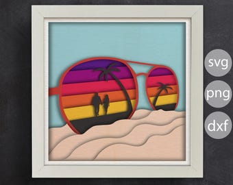 Può includere: Un paio di occhiali da sole rossi con un design di tramonto a strati e una silhouette di una coppia che cammina su una spiaggia con palme sullo sfondo.