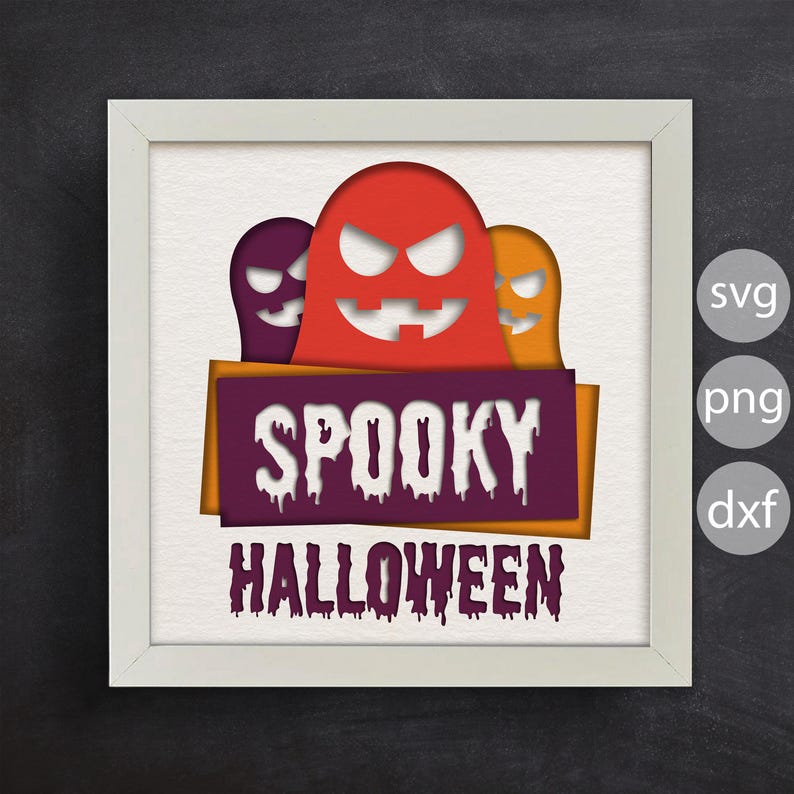 Pu&ograve; includere: Una cornice bianca con uno sfondo bianco che presenta tre fantasmi arancioni, viola e rossi con facce sorridenti. I fantasmi sono sovrapposti su uno stendardo viola e arancione con il testo "SPOOKY HALLOWEEN" in lettere bianche che gocciolano.