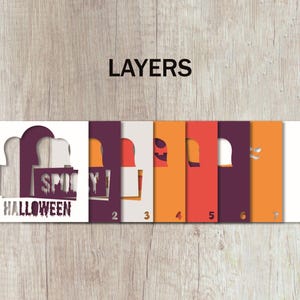 Pu&ograve; includere: Un design di biglietto di Halloween a strati con uno sfondo bianco, una lapide viola con il testo "Spooky Halloween", un fantasma bianco, una zucca con una faccia di jack-o-lantern, uno sfondo rosso e arancione e uno sfondo bianco.