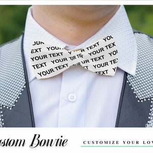 Pode incluir: Uma gravata borboleta branca com texto preto que diz "JUN EXT YOU, YOUR TEXT YR TEXT YOL TEXT YOUR TUR TE YOUR TEX YOUR TEXT OUR UR TEXT YOU 'T YOUR TE TEXT Y".