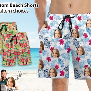 Può includere: Shorts da spiaggia personalizzati con una stampa tropicale con più volti. I pantaloncini sono bianchi con foglie di palma blu e fiori rosa. Il testo "Custom Beach Shorts" e "9 pattern choices" è visibile nella parte superiore dell'immagine.