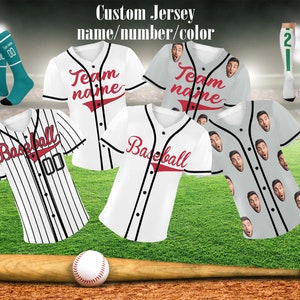 Könnte beinhalten: Vier Baseballtrikots mit unterschiedlichen Designs. Ein Trikot ist weiß mit schwarzen Streifen und dem Text "Baseball" in Rot. Ein weiteres Trikot ist weiß mit schwarzem Besatz und dem Text "Team name" in Rot. Das dritte Trikot ist weiß mit schwarzem Besatz und dem Text "Team name" in Rot. Das vierte Trikot ist grau mit schwarzem Besatz und einem Muster aus Gesichtern. Ein Baseballschläger und ein Ball befinden sich im Vordergrund.