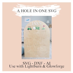 Op de afbeelding: Houten golf-thema mijlpaalbord met de tekst "A Hole in One SVG". Het bord toont de naam "Jax's" en decoratieve elementen zoals een golfkar, bal en vlag. Bevat de nummers één tot en met twaalf.