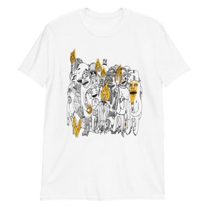 Puede incluir: Camiseta blanca con una ilustración en negro y amarillo de un grupo de personas sosteniendo antorchas.
