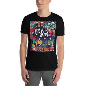 Puede incluir: Camiseta negra con un gráfico colorido de la banda Foster the People. El gráfico presenta a los miembros de la banda en un estilo psicodélico con un fondo colorido.