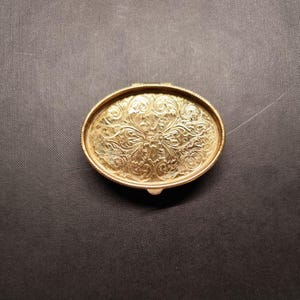 Vintage mässing pillerdosa 1970-talet utsmyckad oval prydnadsfodral miniatyrväska tillbehör retro smyckeshållare 2,5 tum