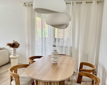 ovaler minimalistischer Esstisch im skandinavischen Stil