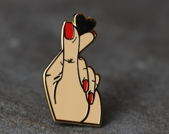 Liebesschild Hand Hart Emaille Pin Geschenk