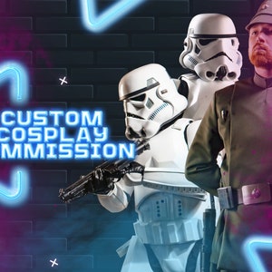 Op de afbeelding: Een neonbord met de tekst "CUSTOM COSPLAY COMMISSION" in blauwe letters op een roze en blauwe achtergrond. Twee witte Stormtrooper-helmen en een persoon in een groen-bruin militair uniform met een rood-blauw badge op de schouder staan voor het bord.