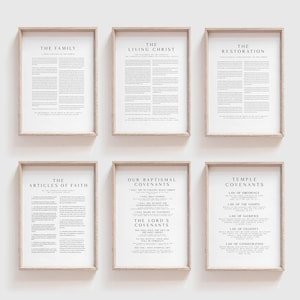 Puede incluir: Seis impresiones de arte de pared imprimibles con fondo beige y texto negro. Las impresiones presentan diferentes secciones de la doctrina de la Iglesia de Jesucristo de los Santos de los Últimos Días, incluyendo La Familia, El Cristo Viviente, La Restauración, Los Artículos de Fe, Nuestros Convenios Bautismales y Convenios del Templo.