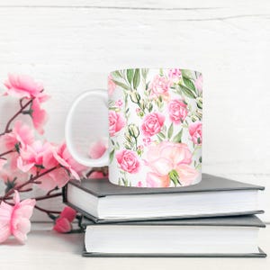 Blumenkaffeetasse, 15 Unzen Keramikbecher mit rosa Blumen, weibliche ästhetische Kaffeetasse, Cottagecore Becher, Blumenliebhaber Geschenk, schickes Küchendekor