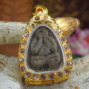 Phra Pidta Thai Amulet / Pitta Closed Eyes Holy Thai amulet / Charm Buddhism Talisman Rare Collectible / Small Buddha amulet