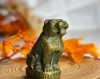 Messing tijgerstandbeeld: klein boeddha-amulet, boeddhistische talisman, zeldzaam verzamelobject