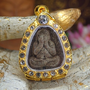 Phra Pidta Amulet / Pitta Closed Eyes Holy Thai amulet / Charm Buddhism Talisman Rare Collectible / Small Buddha amulet