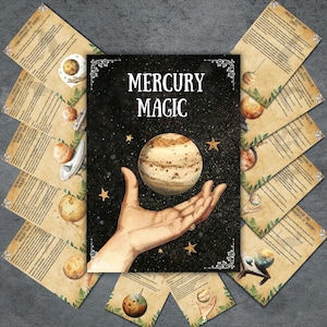 Może przedstawiać: Czarna okładka książki z napisem "MERCURY MAGIC" i ilustracją planety trzymanej w dłoni. Tło to gwiaździste niebo. Wokół książki znajduje się kilka kart z tekstem i ilustracjami planet.