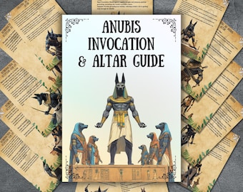 Może przedstawiać: Anubis, egipski bóg śmierci, jest przedstawiony w szczegółowej ilustracji z głową szakala i ludzkim ciałem. Stoi przed ozdobnym ołtarzem z kwiatowym wzorem. Tekst "Anubis Invocation & Altar Guide" jest napisany ozdobnym fontem.