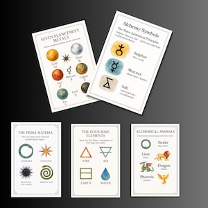 Puede incluir: Un conjunto de tarjetas de arte alqu&iacute;mico con s&iacute;mbolos e ilustraciones. Las tarjetas muestran metales planetarios, principios alqu&iacute;micos, los cuatro elementos b&aacute;sicos y animales alqu&iacute;micos. La paleta de colores incluye oro, azul y tonos tierra.