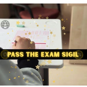 Puede incluir: Una persona escribe en un examen con el texto "PASS THE EXAM SIGIL" en letras amarillas sobre una pancarta negra. La imagen presenta un escritorio blanco, estrellas doradas y un símbolo de pentáculo.