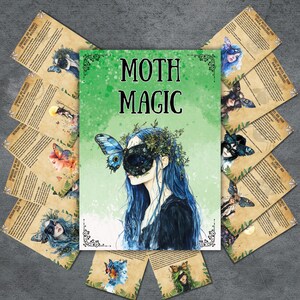Może przedstawiać: Zestaw 12 drukowanych kart z zielonym tłem i tekstem "MOTH MAGIC" w kolorze białym. Każda karta zawiera inną ilustrację motyla z krótkim opisem magii motyla.