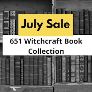 Peut inclure: Une collection de livres anciens rangés sur des étagères en bois. Un encart graphique jaune rectangulaire affiche le texte noir July Sale, suivi d'un encart blanc avec le texte noir 651 Witchcraft Book Collection.