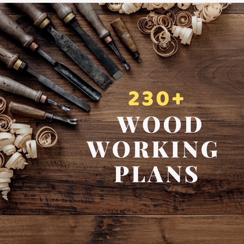 Puede incluir: Una mesa de madera con virutas de madera y un juego de cinceles de madera. El texto "230+ WOOD WORKING PLANS" est&aacute; escrito en letras blancas sobre un fondo amarillo.