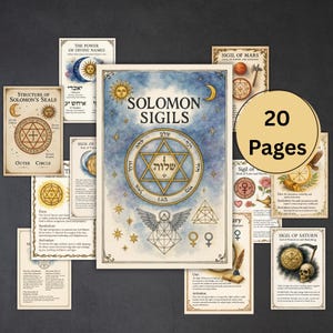 Könnte beinhalten: Eine Sammlung von 20-seitigen Solomon Sigils-Karten. Die zentrale Karte zeigt einen blauen Hintergrund mit einem Stern und hebräischen Text. Andere Karten zeigen Symbole, Text und Illustrationen.