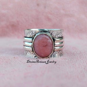Splendido anello in opale rosa, pietra preziosa che mette in risalto una splendida pietra in una delicata montatura, perfetto per aggiungere un tocco di colore in argento sterling 925.