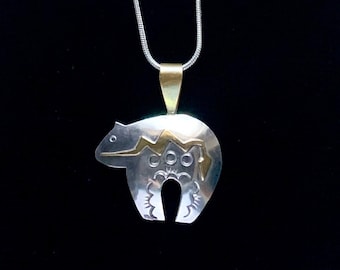 Collar con colgante de oso Navajo de Robert Johnson en plata de ley y oro blanco de 12 quilates
