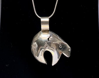 Collar con colgante de oso de plata esterlina de Randall Endito, nativo americano navajo