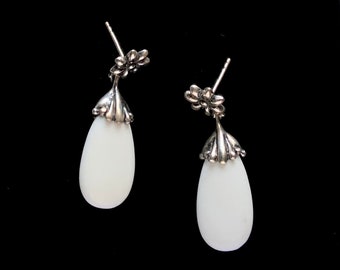 Pendientes colgantes de lágrima de plata esterlina y ágata blanca de Carolyn Pollack/Relios