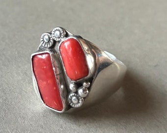 Anillo llamativo de plata de ley y coral rojo elaborado a mano, talla 10,5