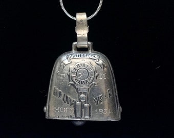 Collar con colgante de campana de plata de ley con certificado de nacimiento antiguo