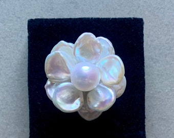 Anillo llamativo con flor de perla y moneda blanca Honora, talla 10