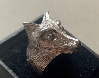 Anillo de acero llamativo con cabeza de lobo, tamaño 7,5