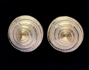 Pendientes de cerámica con forma de concha y hoja de oro firmados por FO