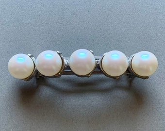 Medusa's Heirlooms Inc. Pasador de acero y perlas sintéticas fabricado en Francia