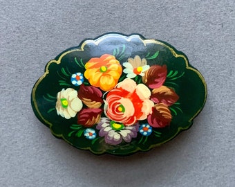 Broche ovalado de madera floral pintado a mano