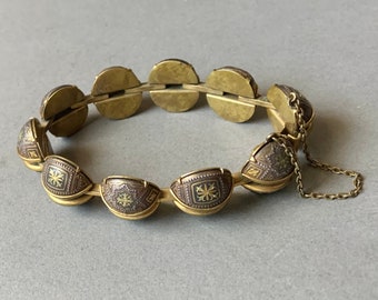 Pulsera de eslabones encadenados con cúpula dividida de latón intrincado damasquinado español
