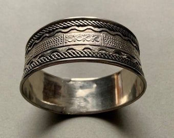 Pulsera ancha de plata de ley hecha a mano