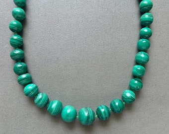 Collier délicat en malachite verte et trèfle | Caitlyn Minimalist
