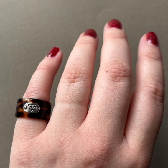 Guess Faux Tortoise Shell Statement Ring Size 6 - image 3