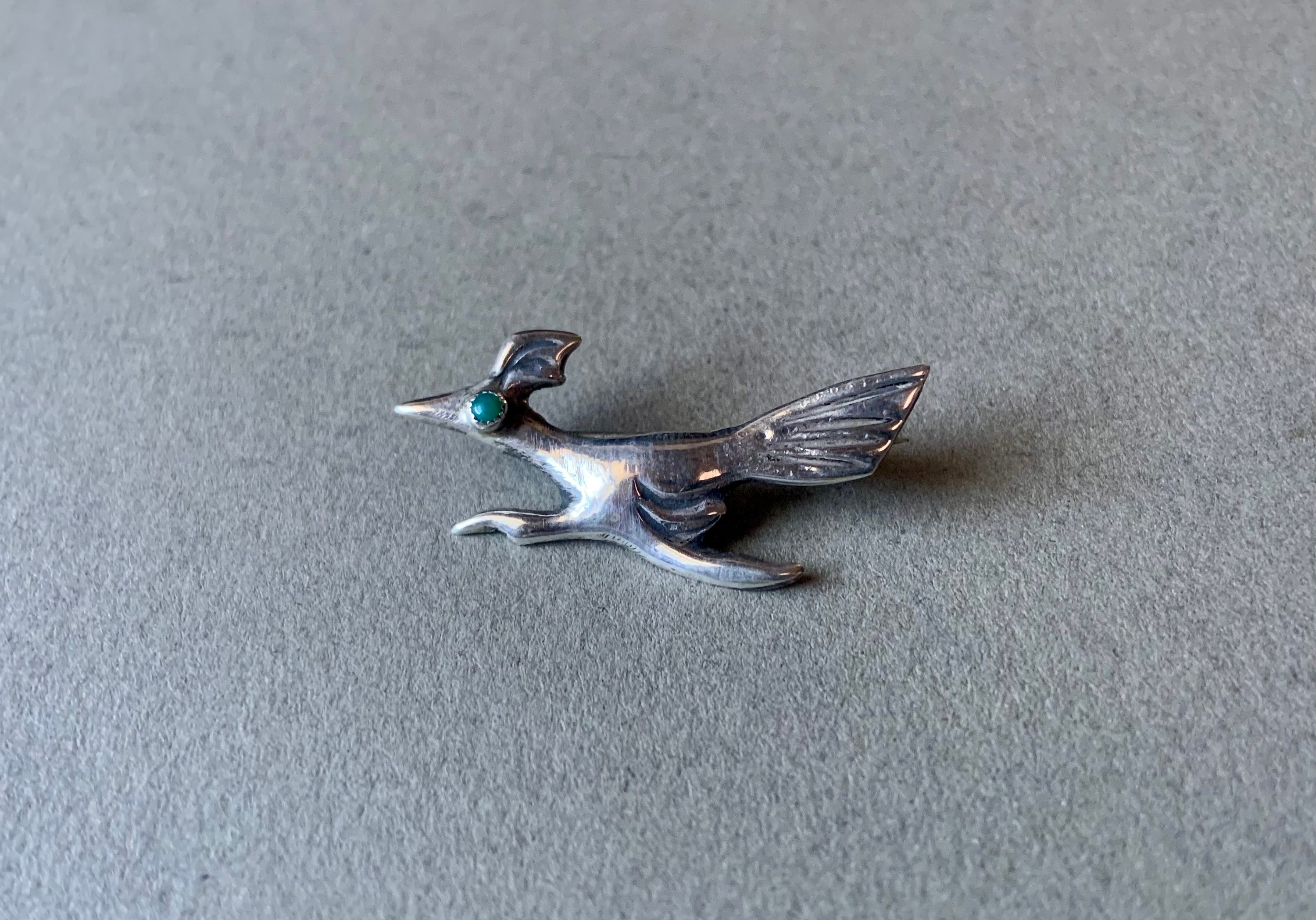 ターコイズストーン付きスターリングシルバーロードランナーブローチ